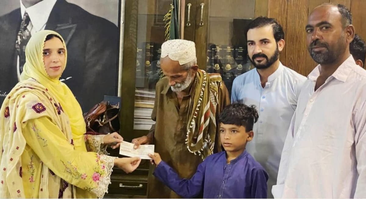Lasbela DC hands cheque to family of lady polio worker killed in road accident