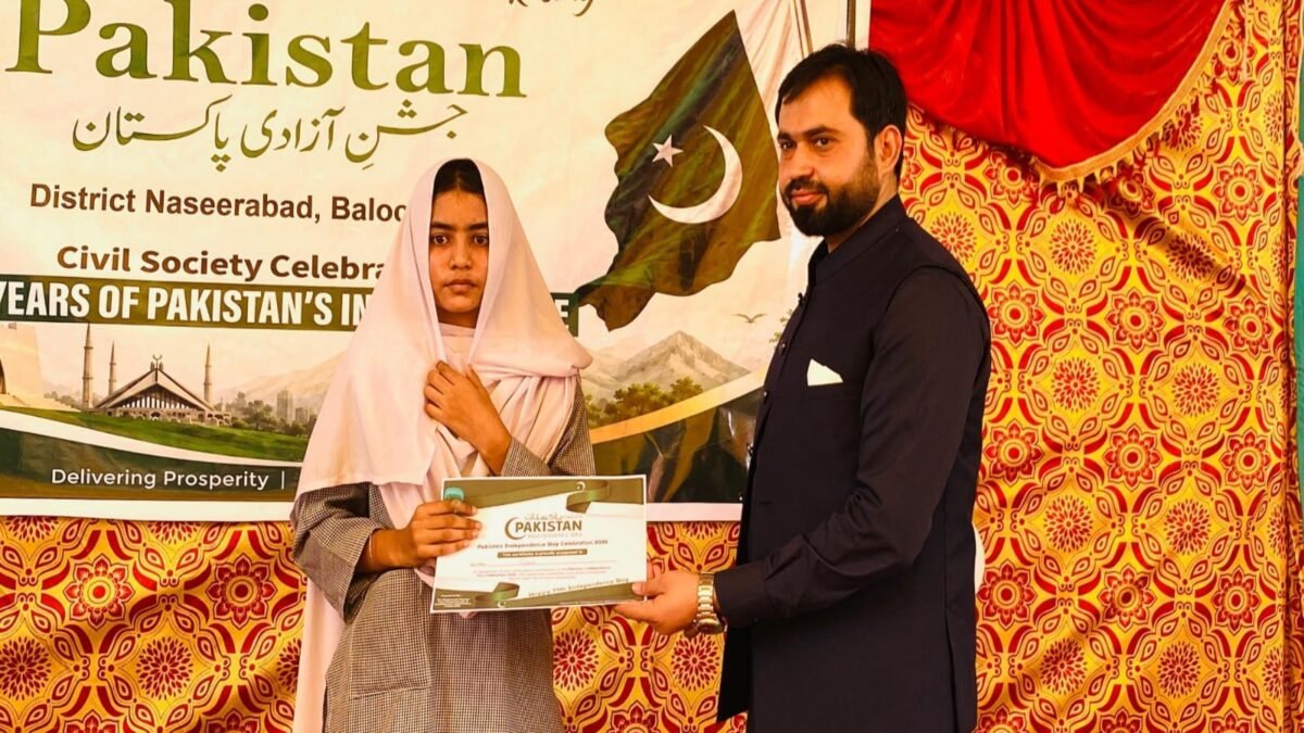 Naseerabad DC Virender Lal praises girls’ Independence Day performance at school event