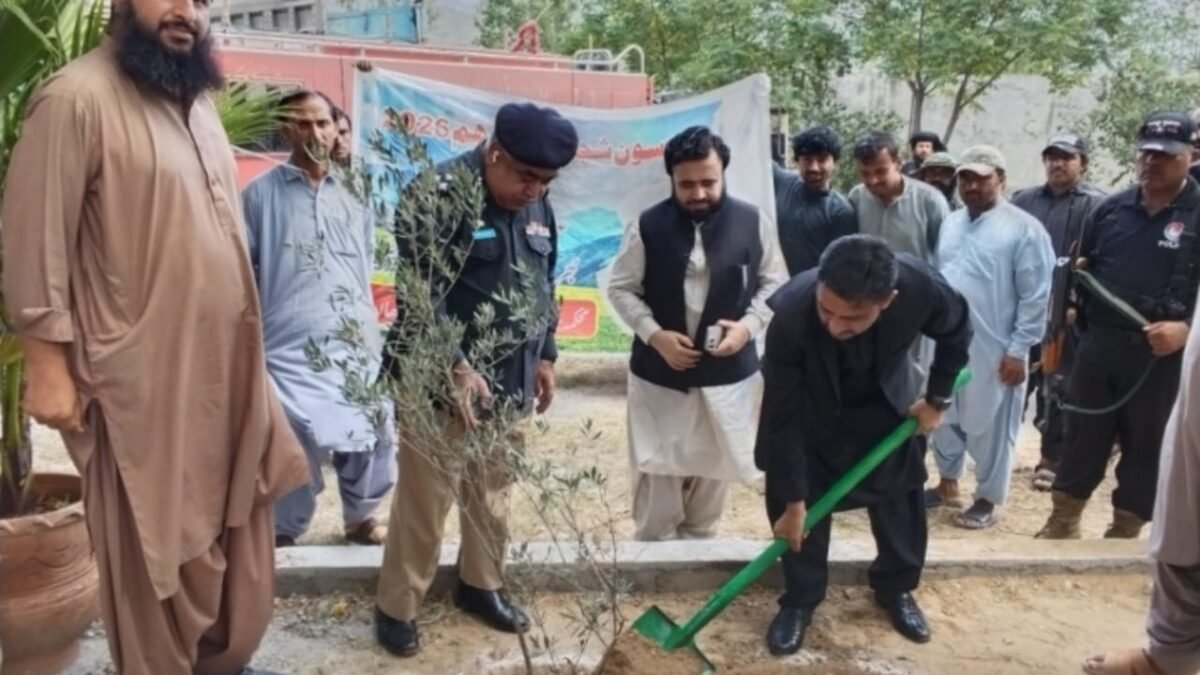 Koh-i-Suleman commissioner hoists flag at Rakhni, launches tree plantation drive