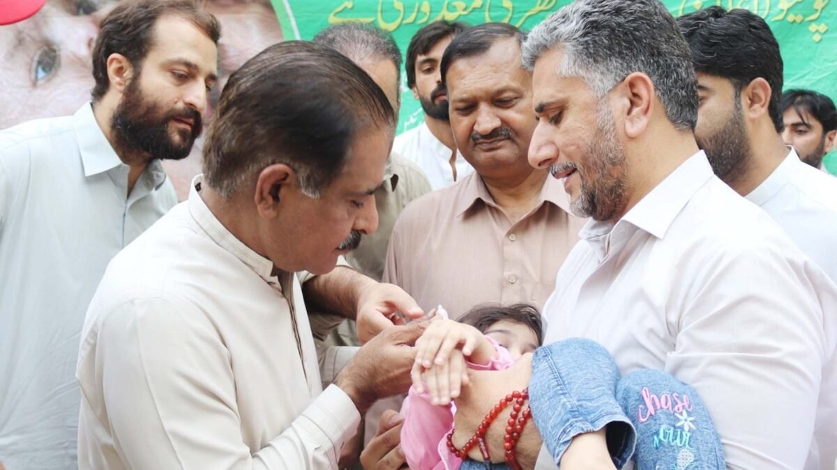 Sibi commissioner Asadullah Faiz inaugurates polio drive by vaccinating children