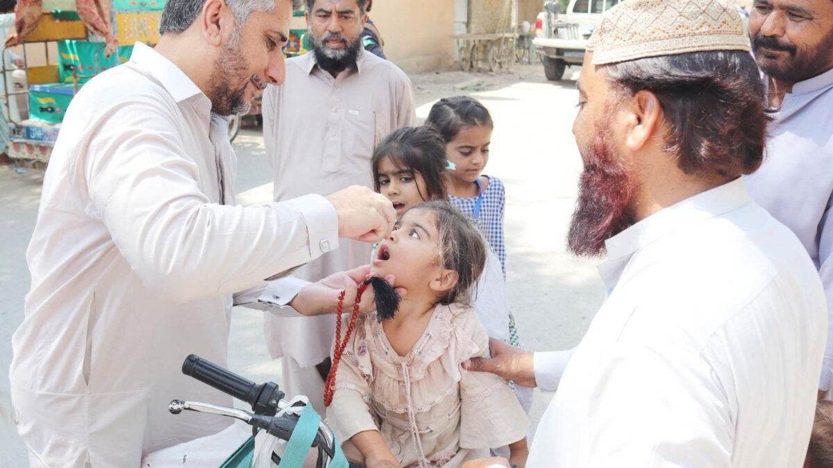 Sibi DC Major (retd) Ilyas Kabzai gives polio drops, inspects locked houses himself