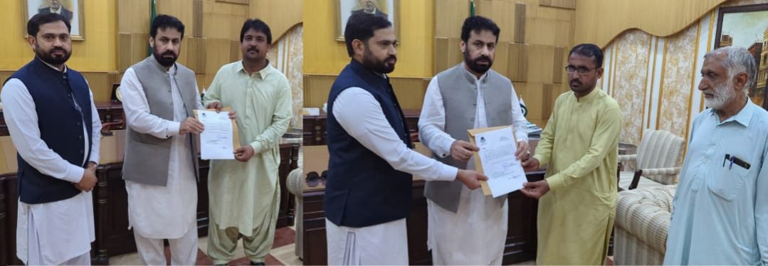Naseerabad Commissioner hands out naib tehsildar orders to candidates who passed departmental test