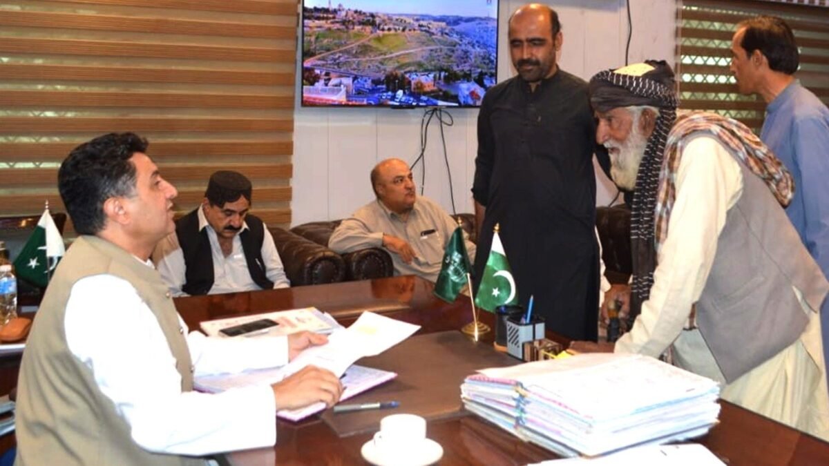 Ziarat DC Abdul Quddus Achakzai hears residents’ complaints, chairs water board meeting