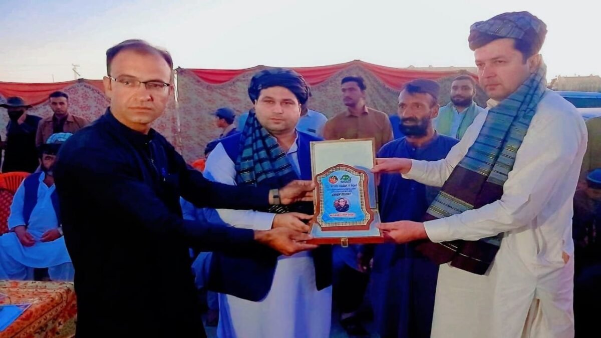Qila Abdullah: Deputy Commissioner gives away trophies at third All Jashn-e-Azadi seven-a-side football final