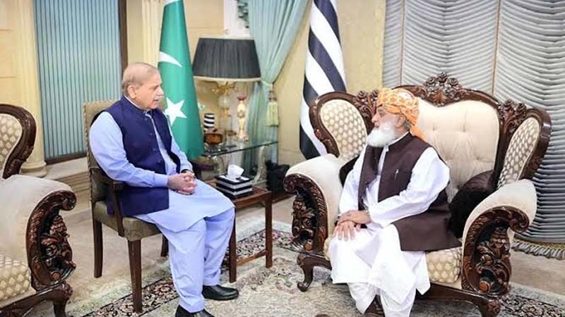 Dar phones Fazlur Rehman as govt makes last bid to reach opposition