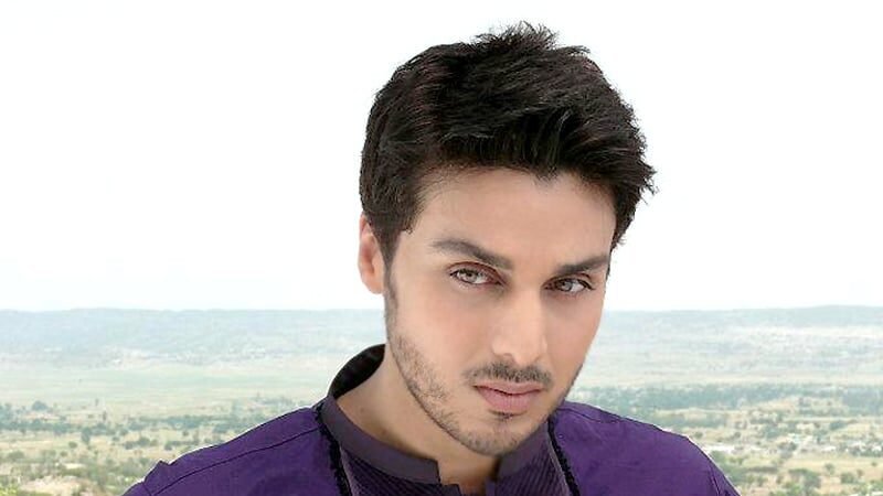 Ahsan Khan sings drama soundtrack with Sania Saeed in Houston, video goes viral