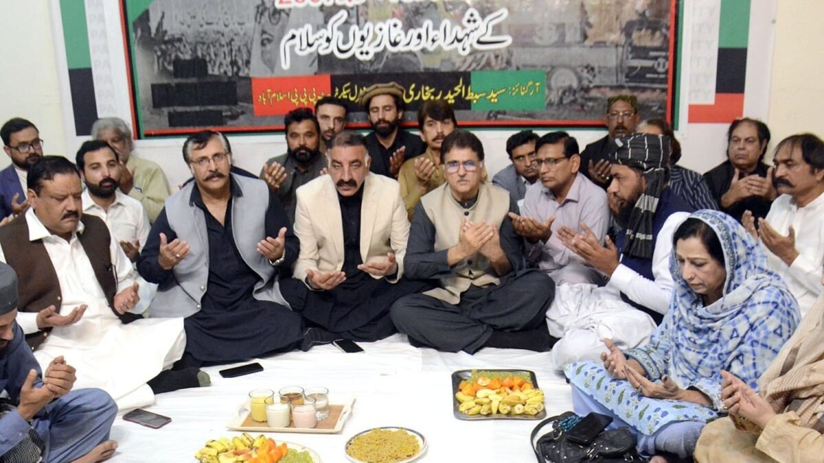 Hayat Khan Achakzai pays tribute to Karsaz martyrs, vows to continue struggle