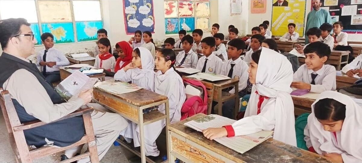 Sibi commissioner visits Divisional Public School, questions students on studies