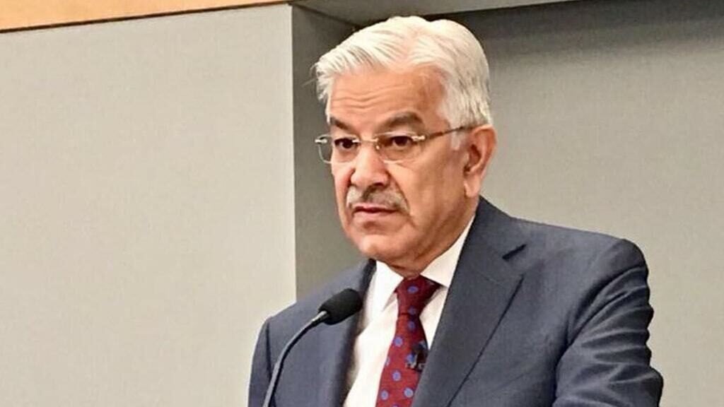 Khawaja Asif questions bureaucrats’ preparations to settle abroad permanently