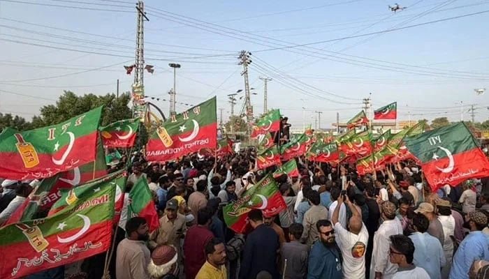PTI lawmakers question long march strategy, press for talks